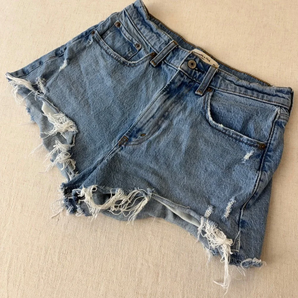 Abercrombie & Fitch Curve Love High Rise Mom Short Denim Distressed Blue Size 26 - Picture 6 of 7